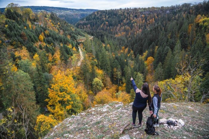 Deux femmes et un chien face à une vallée aux couleurs d'automne à Pierrefontaine-les-Varans