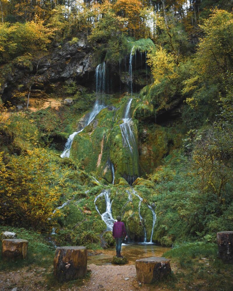 Un homme face à la cascade de Vermondans à Plaimbois-Vennes
