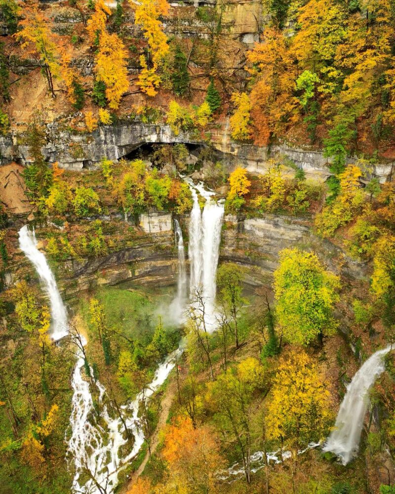 Les 3 cascades en eau du Val de Consolation en automne.