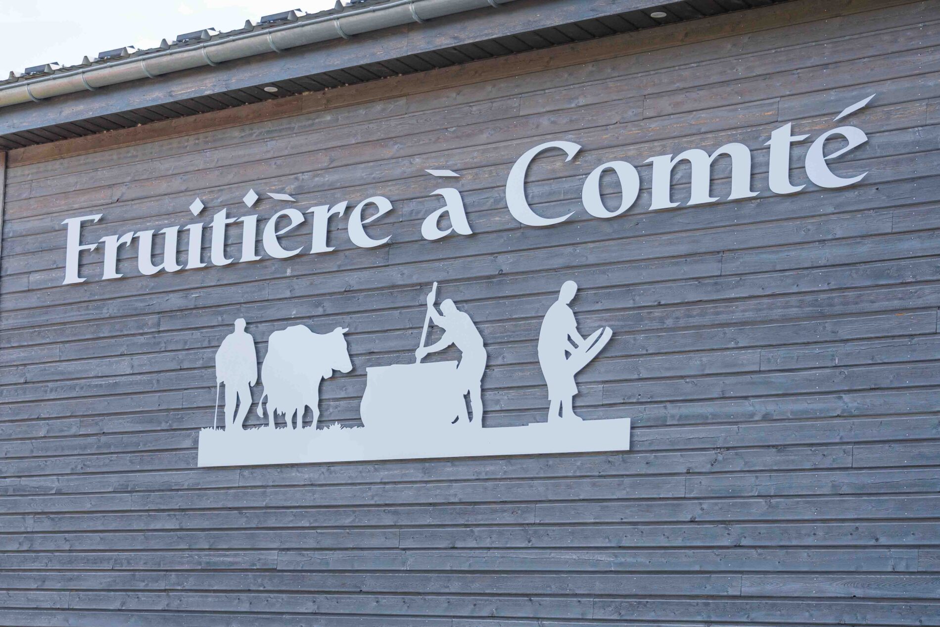Entrée de fruitière à Comté de Laviron