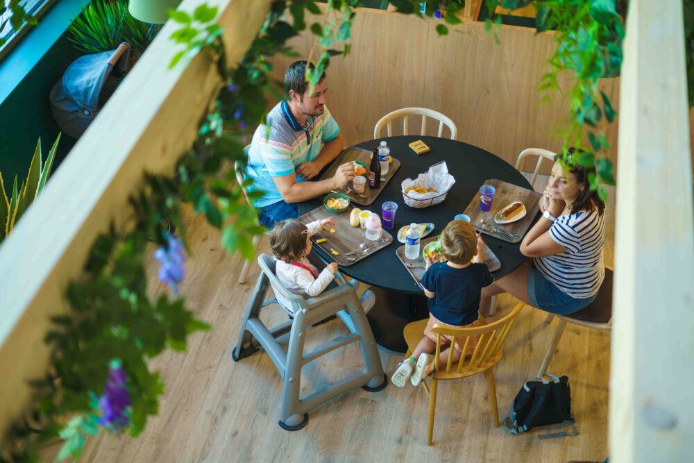 Famille au restaurant le Jurassique
