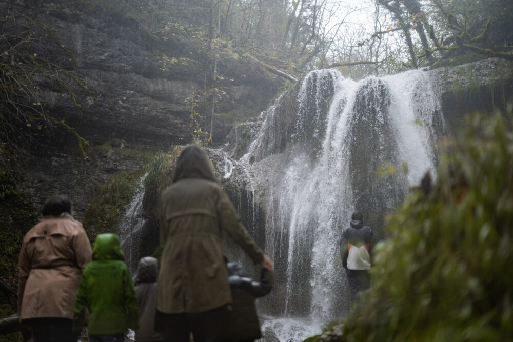 Balade sous la pluie en famille à la cascade de l'Audeux.