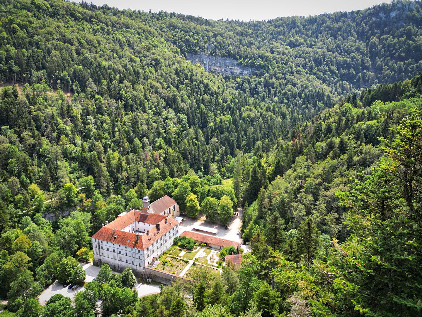 Photo en drone du Monastère de Consolation et le cirque.