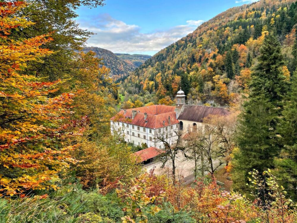Monastère de Consolation en automne depuis le belvédère de Ste Catherine