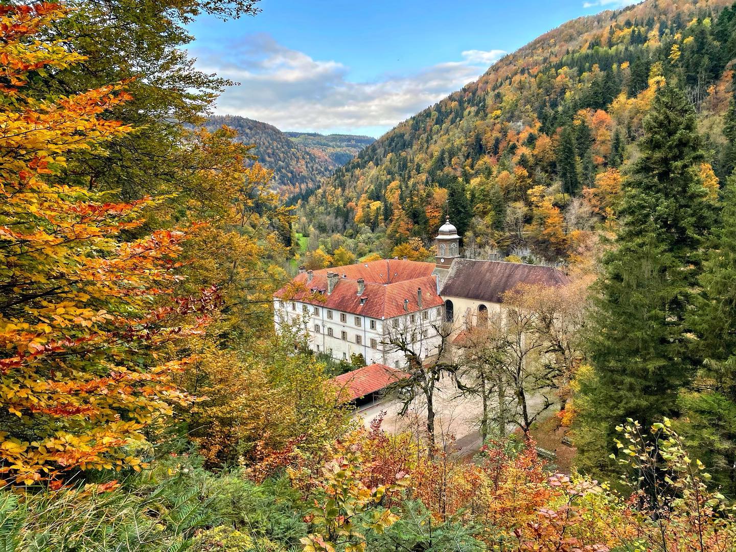 Monastère de Consolation en automne depuis le belvédère de Ste Catherine