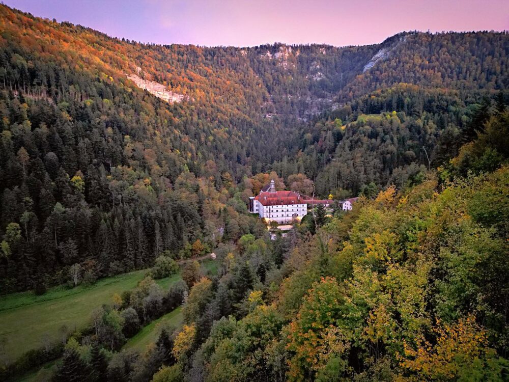 Monastère de Consolation et son cirque au coucher du soleil