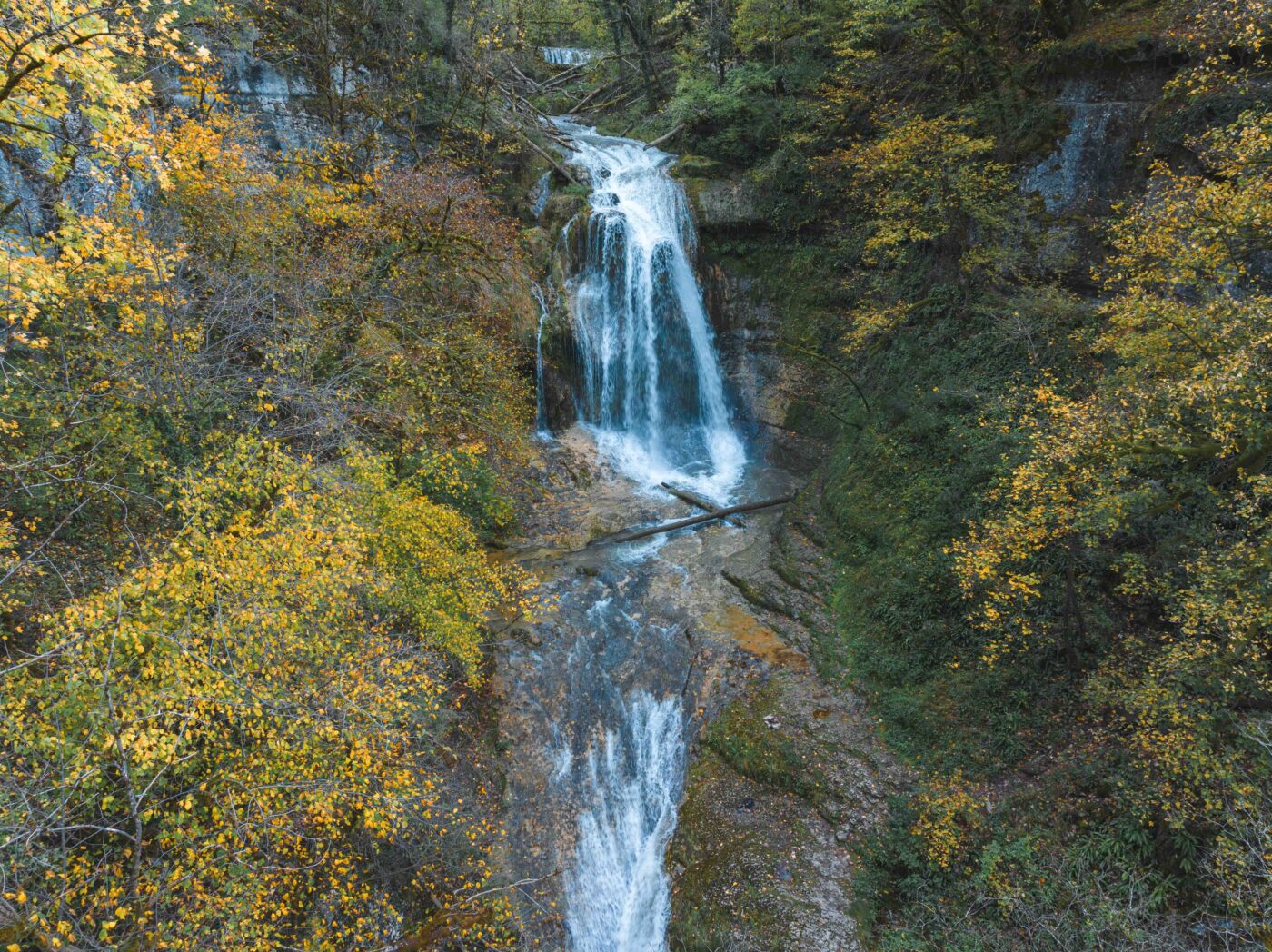 Vu drone de la cascade de l'Audeux en automne