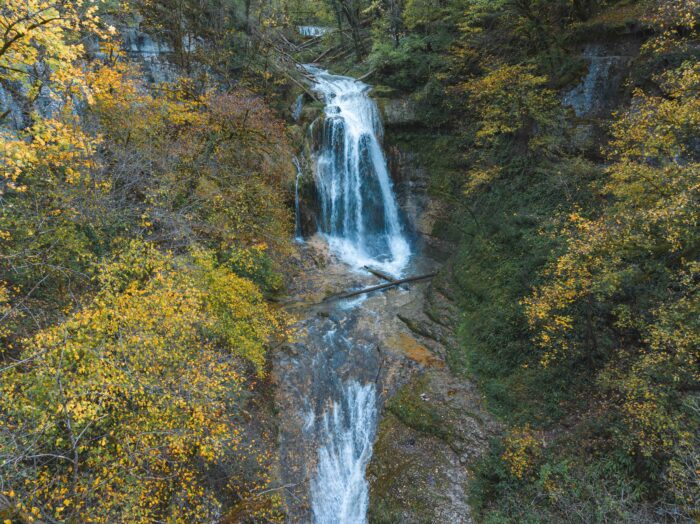 Vu drone de la cascade de l'Audeux en automne