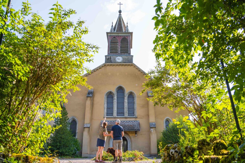 Couple devant l'église de l'abbaye de la Grâce Dieu