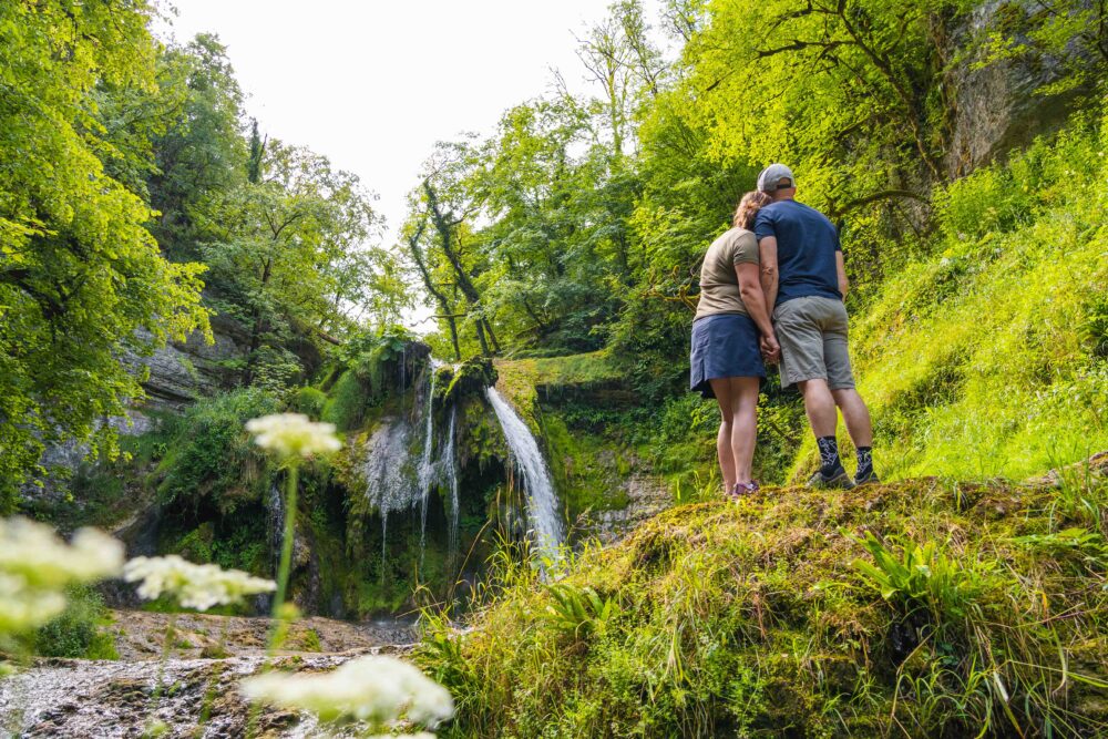 Couple à la cascade de l'Audeux en été.