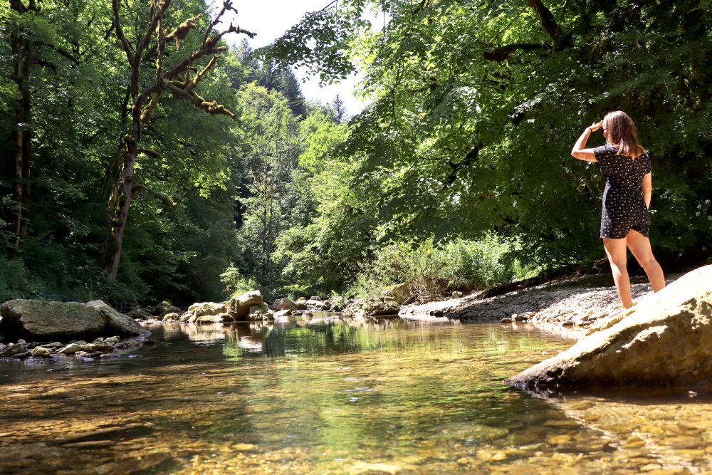 Femme qui contemple la rivière de la Reverotte