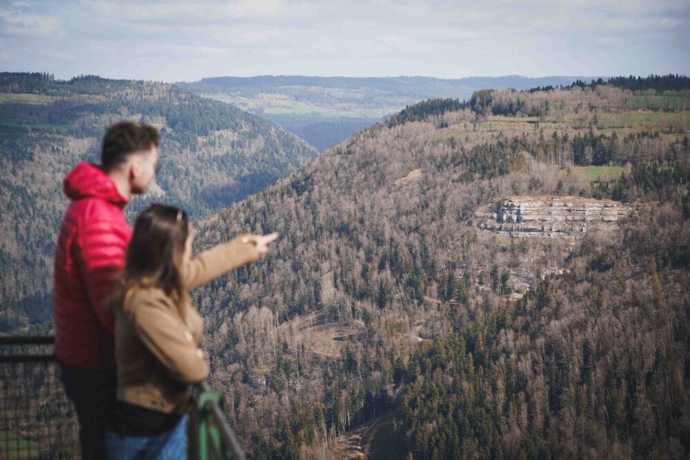 Couple au belvédère de la Roche du Prêtre au Val de Consolation