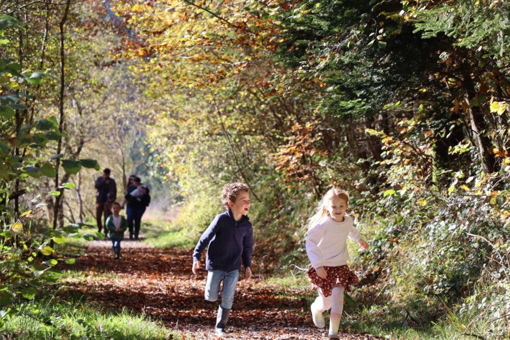 Enfants à l'étang du Barchet à Passonfontaine