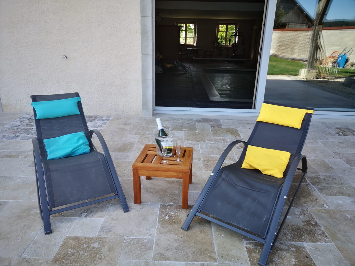 Terrasse devant piscine intérieure