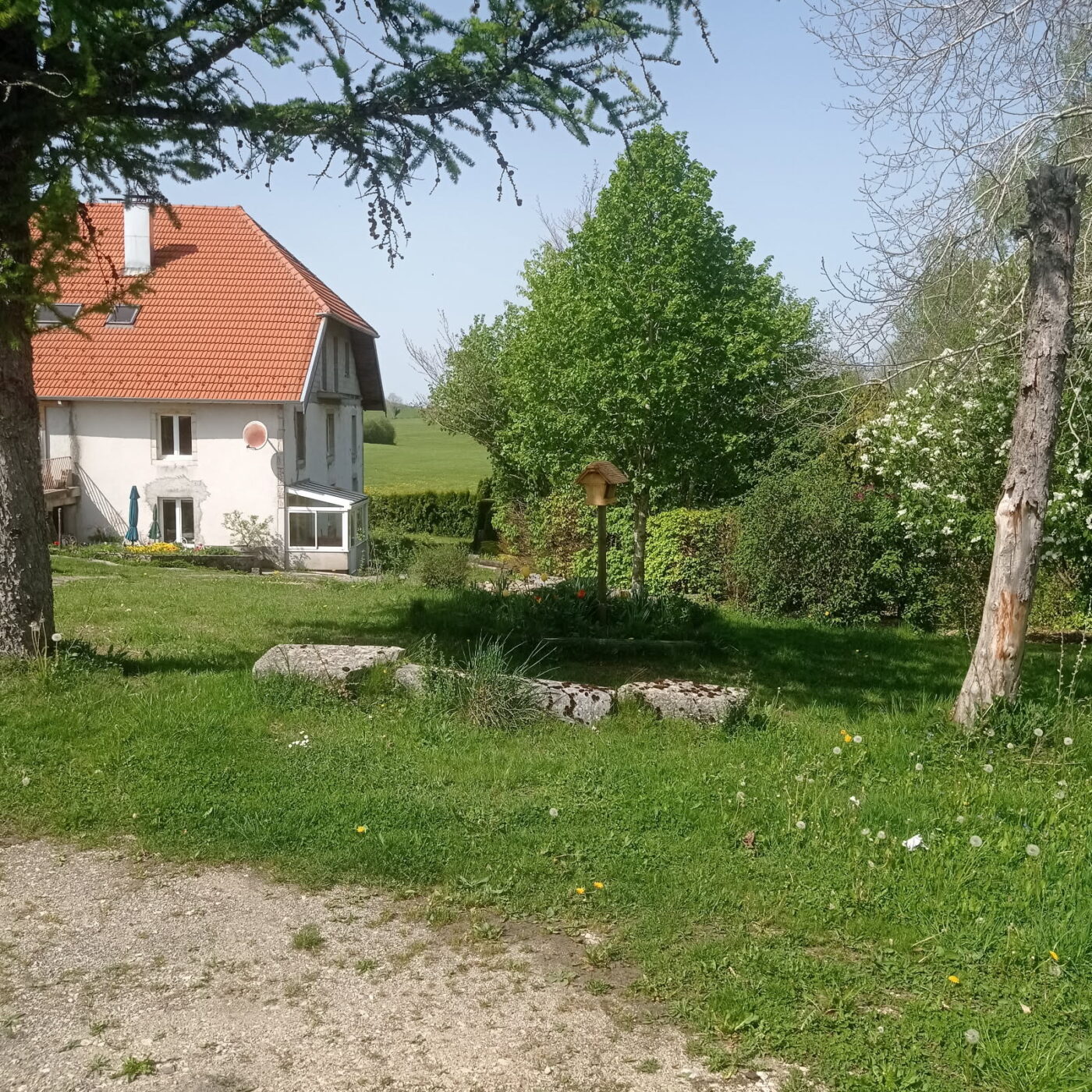 Vue sur l'entrée avec la véranda