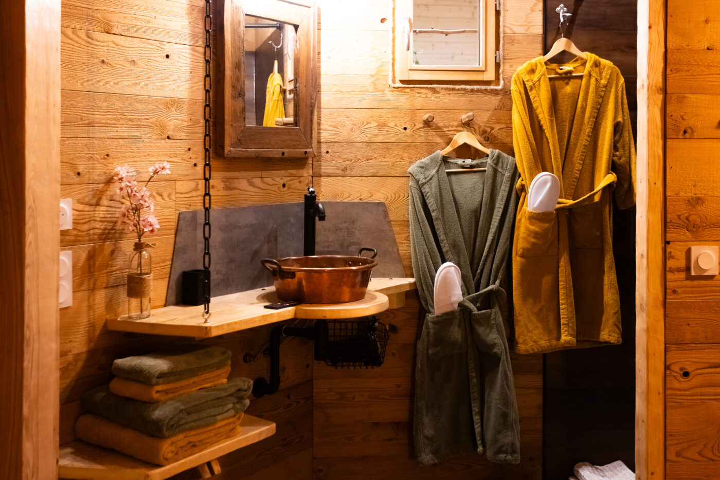 Coin salle d'eau avec douche